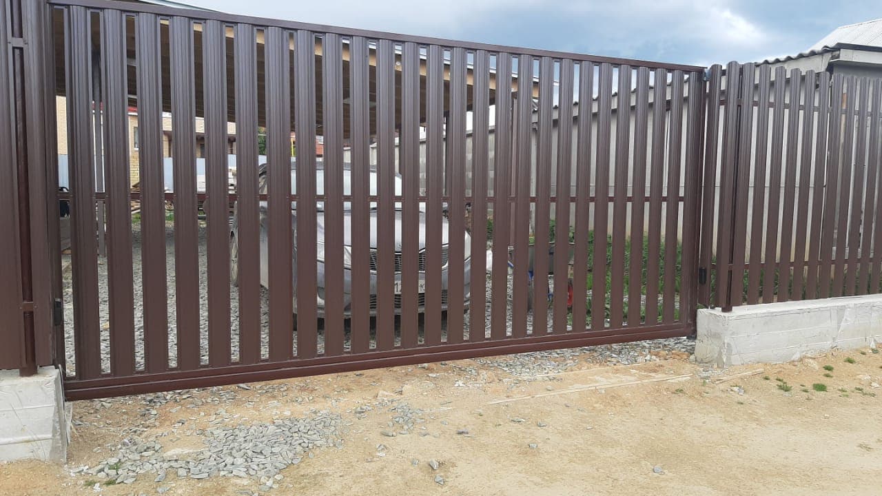 Забор из евроштакетника под ключ - цена в Екатеринбурге | установка заборов из металлического штакетника от производителя