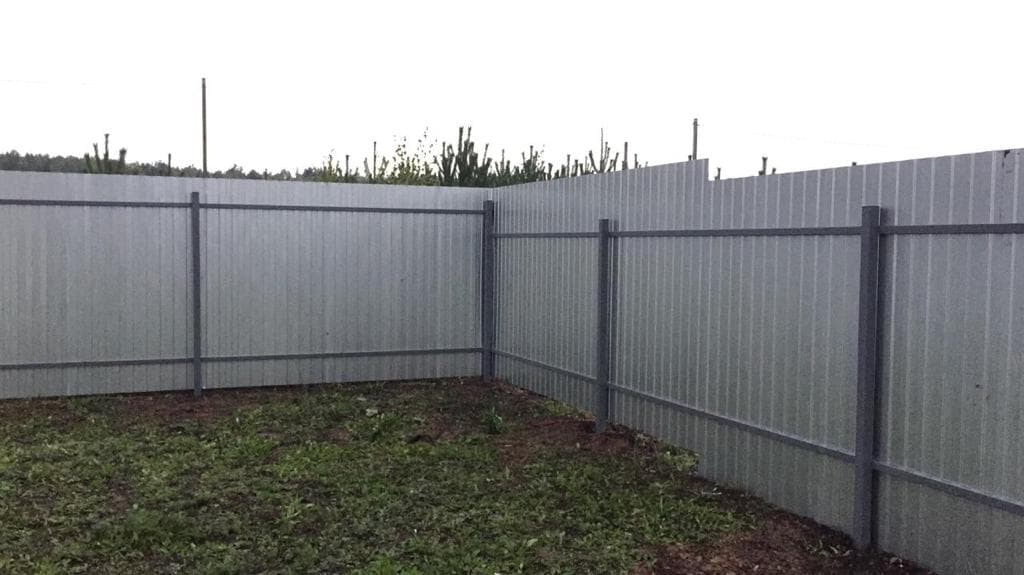 Забор из профлиста под ключ, цена работ за 1 метр с установкой в Екатеринбурге