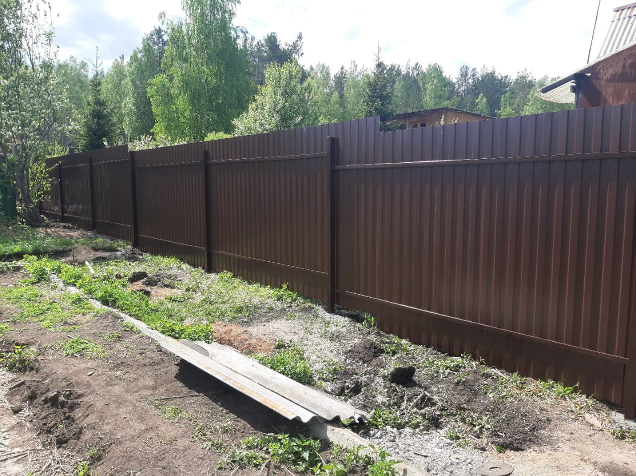 Забор из профлиста под ключ, цена работ за 1 метр с установкой в Екатеринбурге