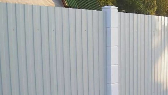 Забор из белого профнастила монтаж под ключ в Екатеринбурге, низкая цена за установку белого профлиста