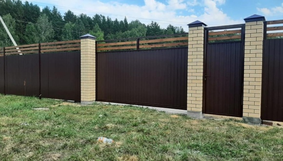 Двухсторонний забор из профнастила, низкая цена за метр погонный заказать в Екатеринбурге